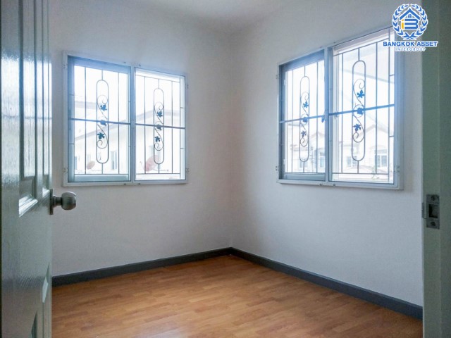 ทาวน์เฮ้าส์มือสองกรุงเทพมหานคร โครงการ เดอะคอนเนค3 ดอนเมือง #หลังมุม บนเนื้อที่กว้างขวางถึง 27 ตร.ว. ฟังก์ชัน 3 ห้องนอน 2 ห้องน้ำ 1 ที่จอดรถ รีโนเวทใหม่ พร้อมอยู่ ทำเลใกล้สนามบินดอนเมือง, รถไฟฟ้าสายสีแดง "สถานีดอนเมือง" และทางด่วน...